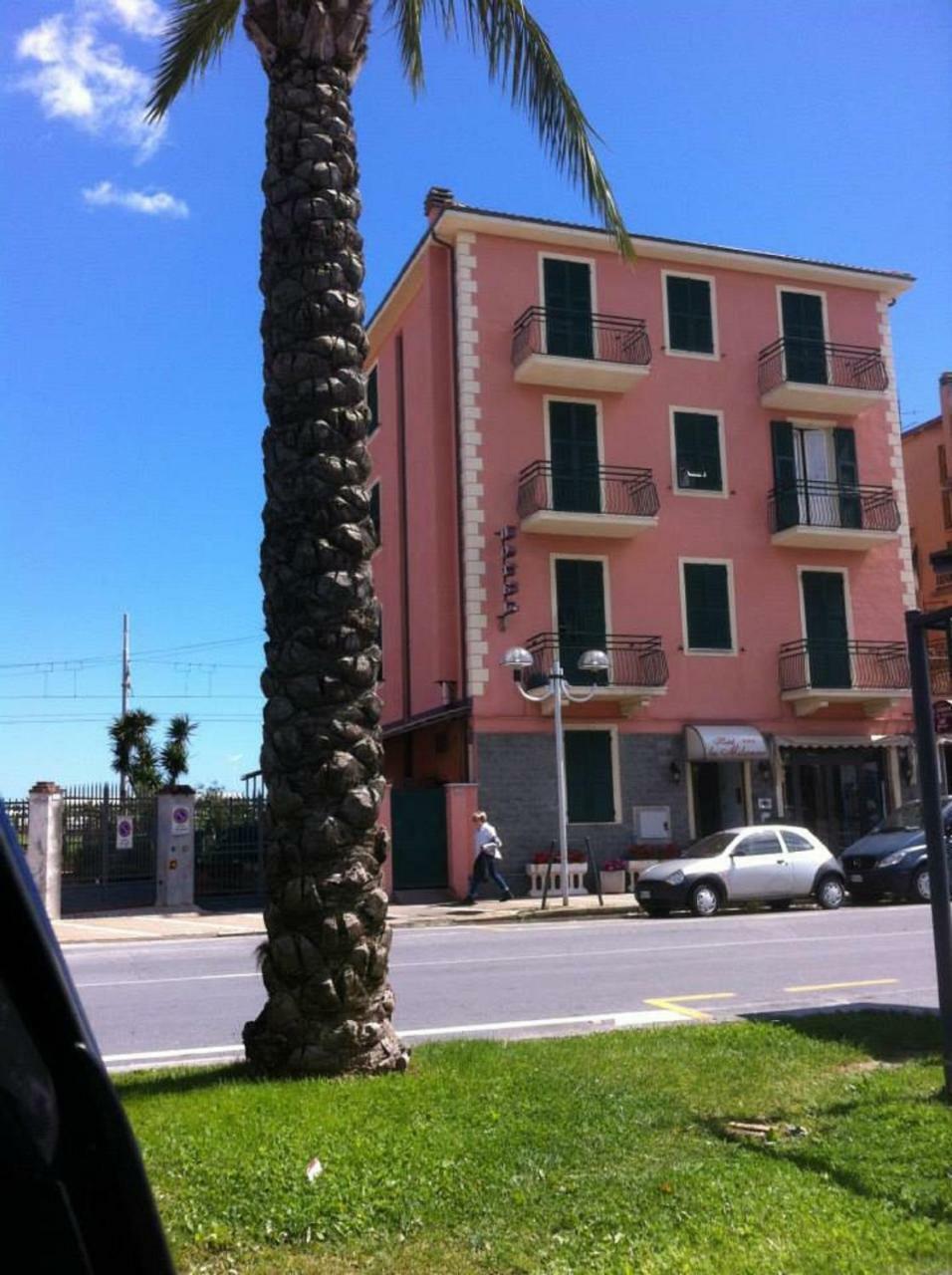 Hotel La Milanese 皮特拉利古 外观 照片